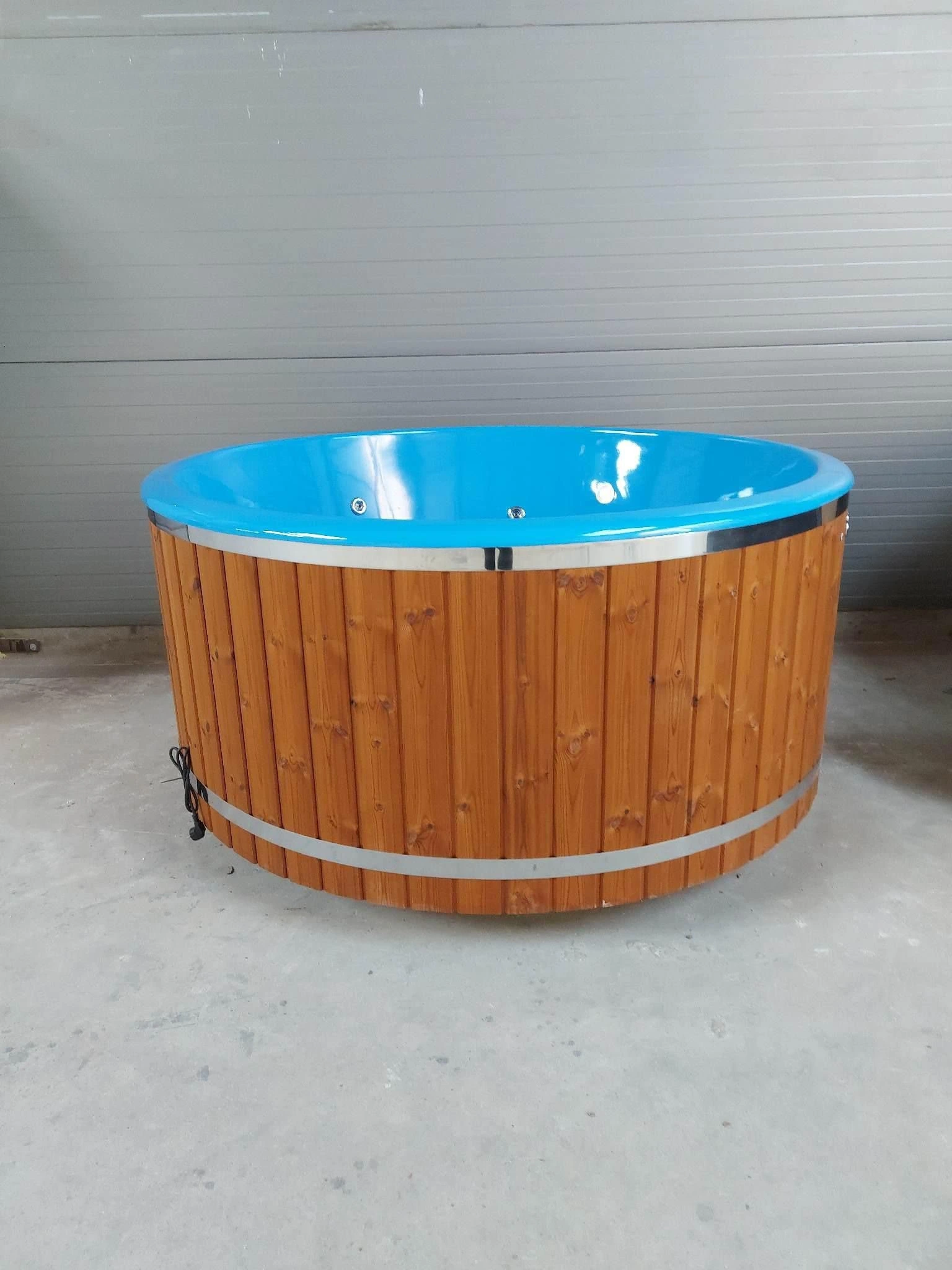 Badestamp i tre med blått kar og stålbånd