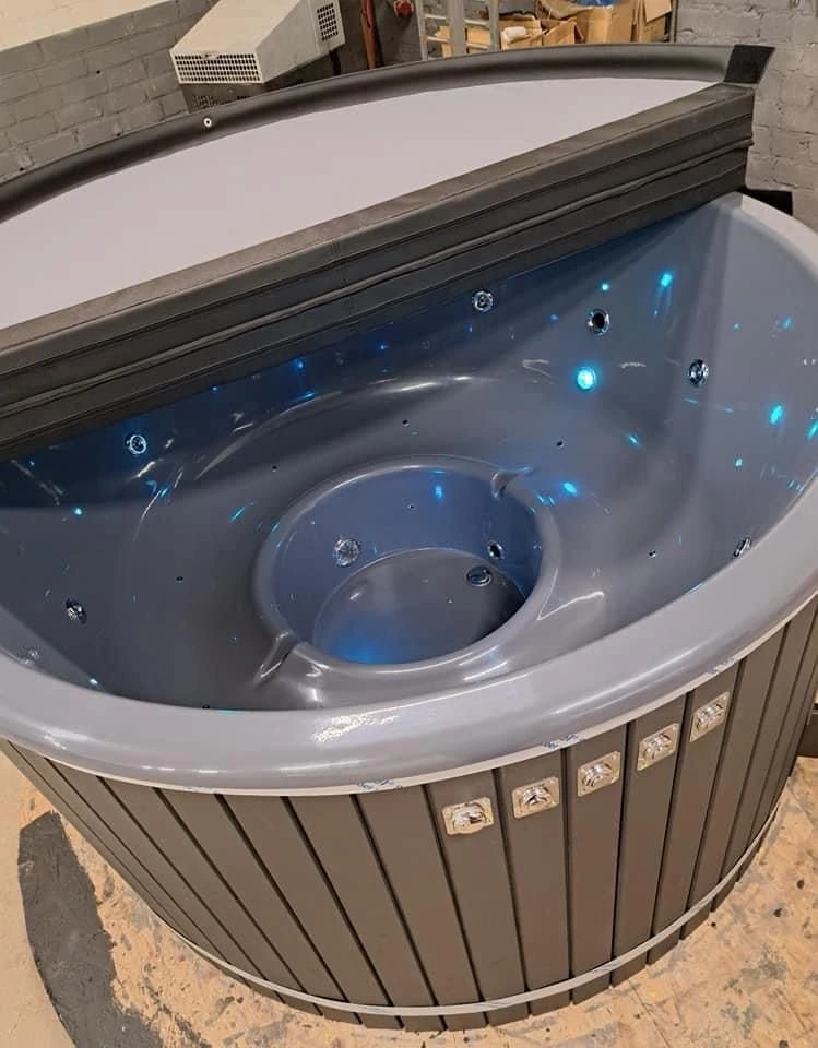 Badestamp med grått kar, LED-lys og sammenbrettet termolokk