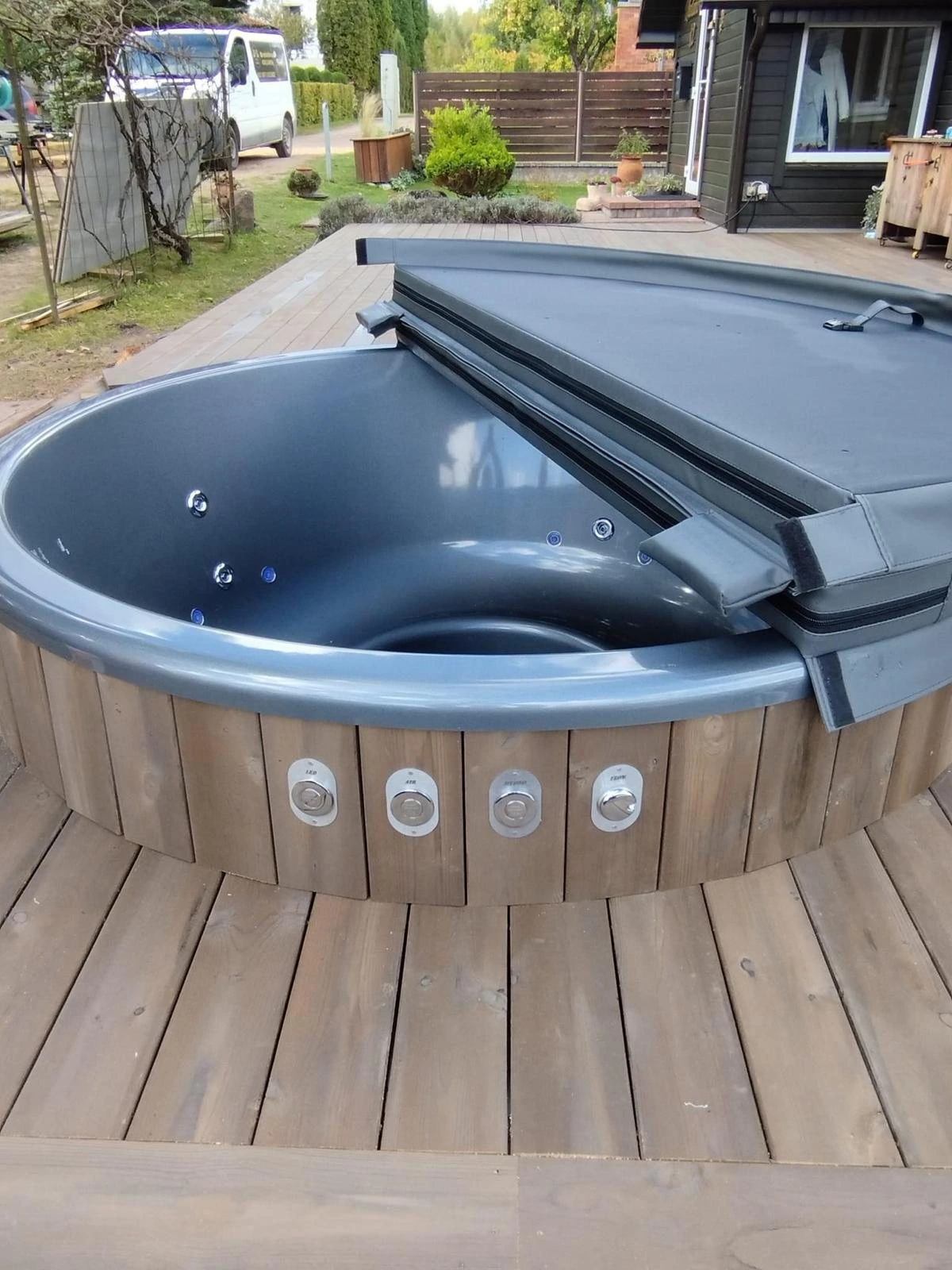 Badestamp bygget inn i en treterrasse, med termolokket halvt åpnet