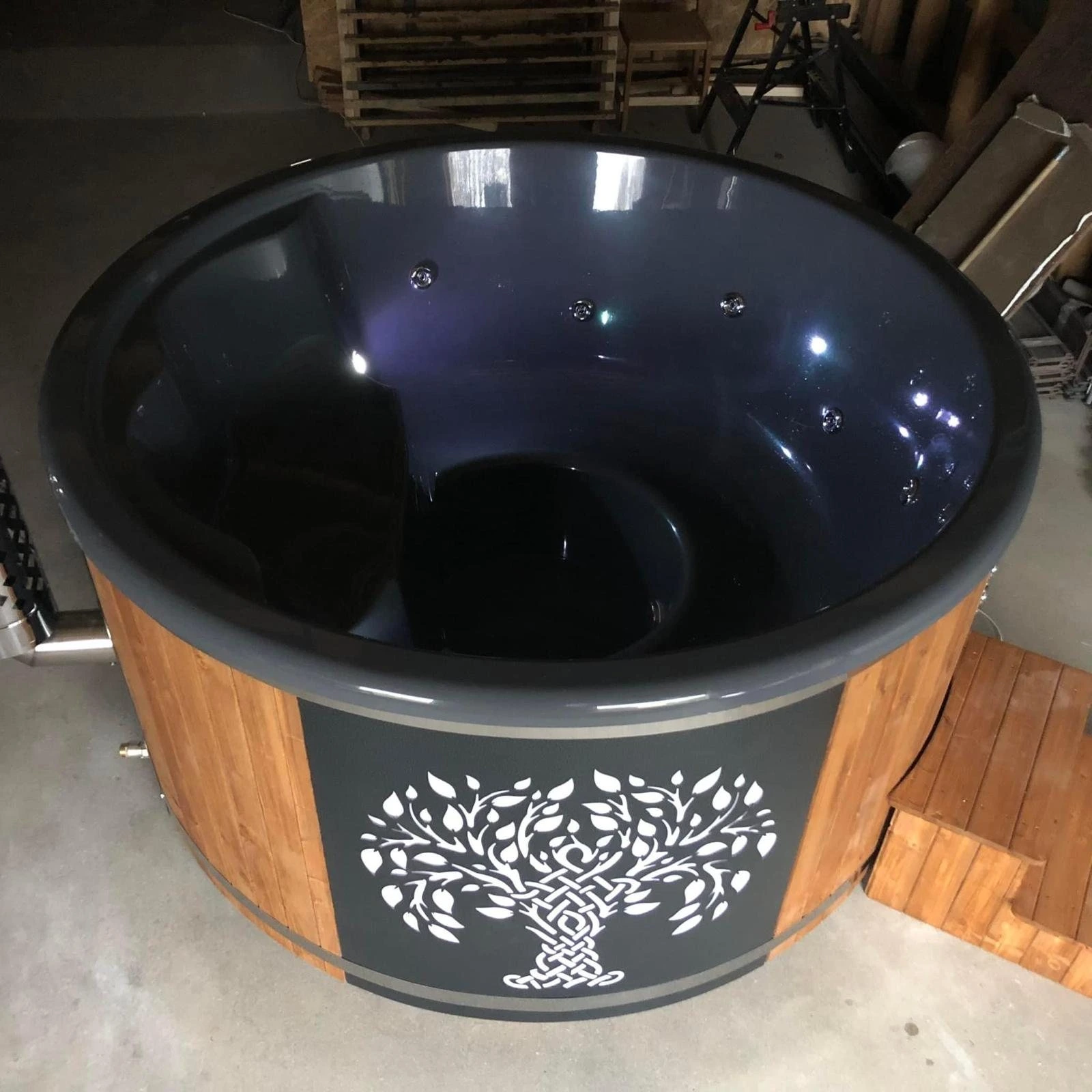 Badestamp med sort kar, trekledning og dekorpanel med livets tre