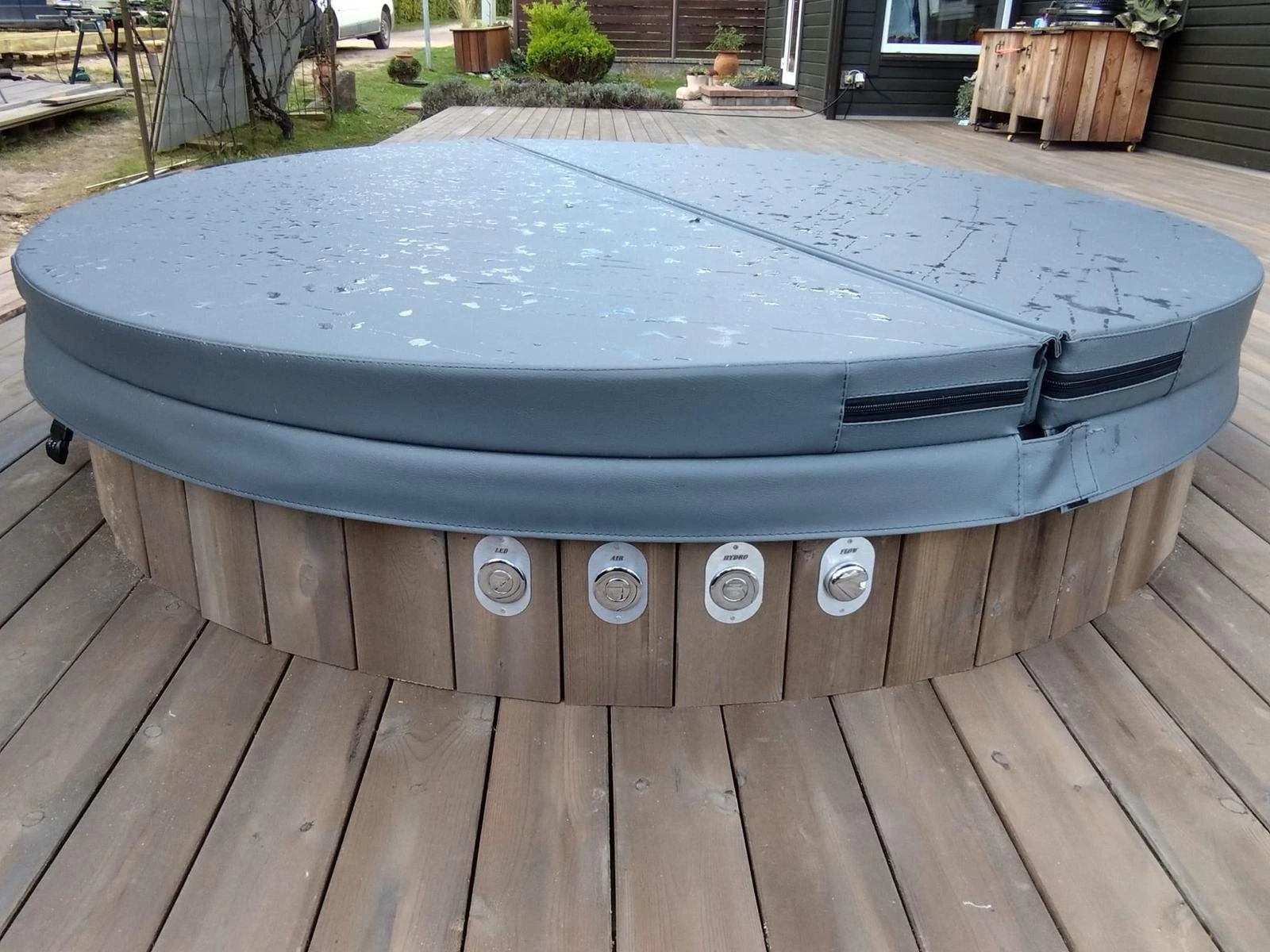Badestamp bygget inn i en treterrasse, med lukket termolokk