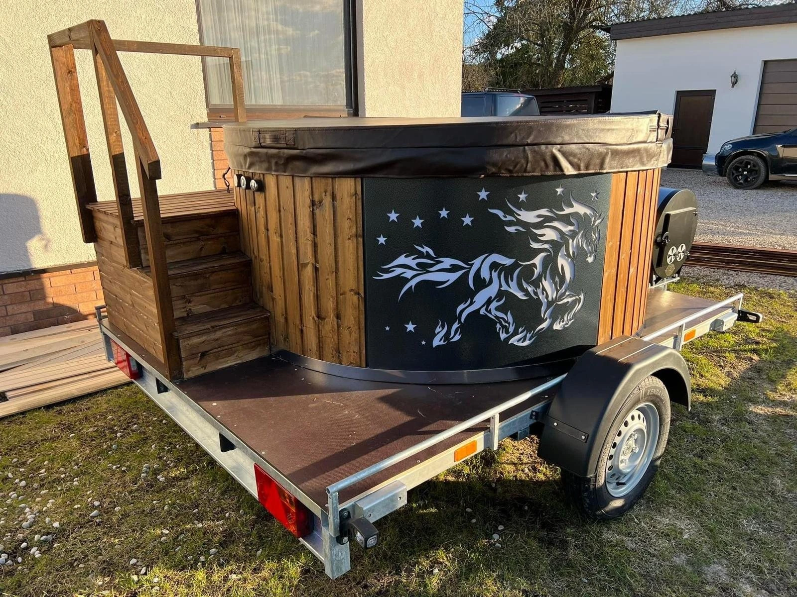 Badestamp på tilhenger med dekorpanel med hestemotiv og trapp med rekkverk