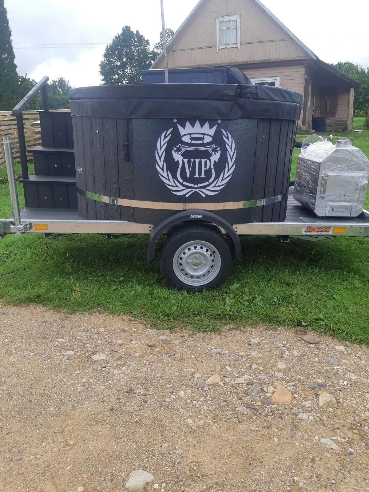 Badestamp på tilhenger med termolokk og dekorpanel med kronemotiv
