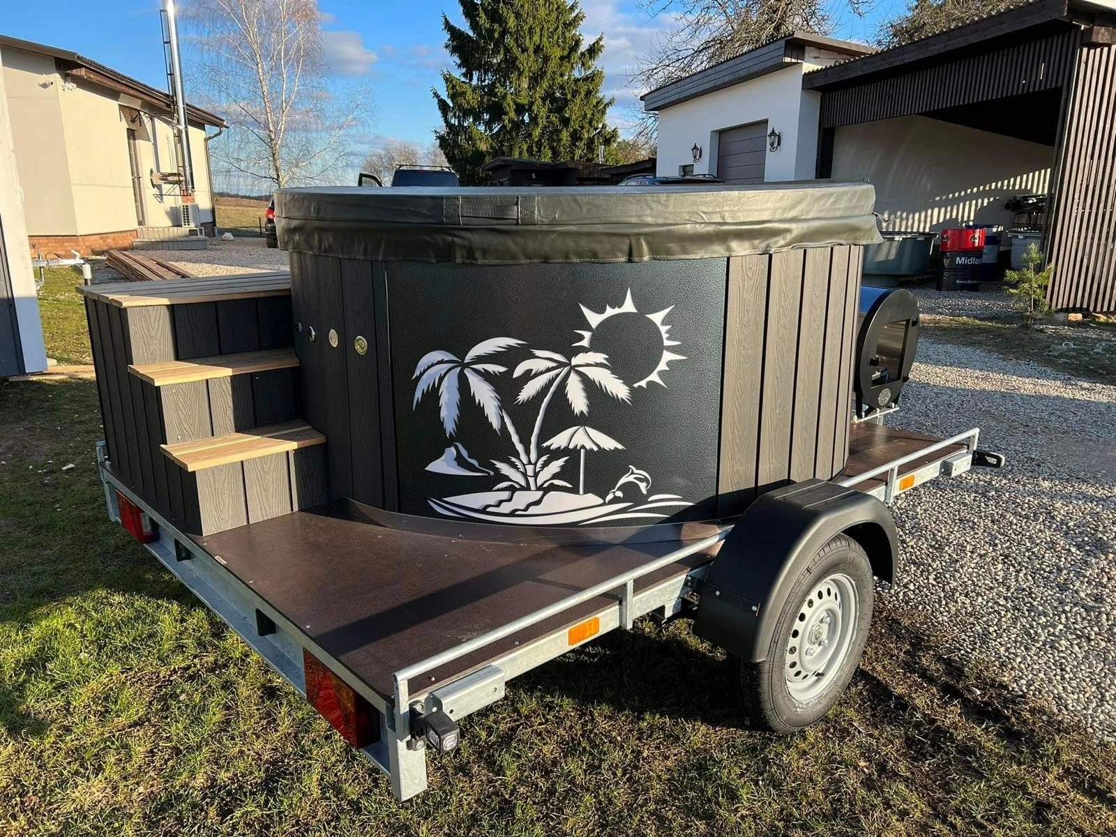 Badestamp på tilhenger med dekorpanel med palmemotiv og trapp