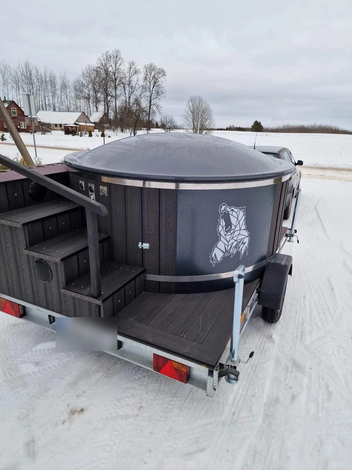 Badestamp på tilhenger i snø, med termolokk, trapp og dekorpanel med dyremotiv