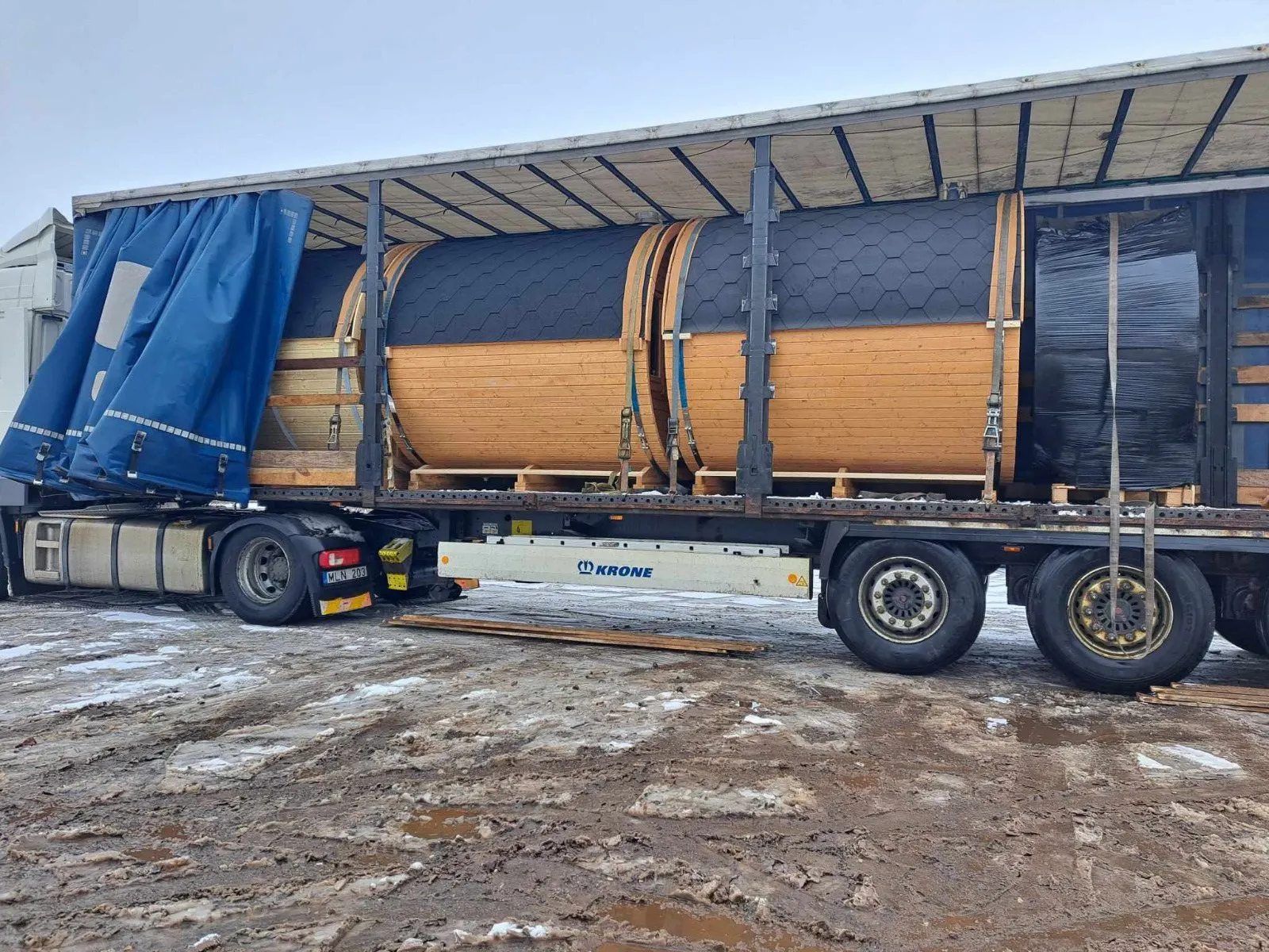 Badstuer lastet på lastebil for levering