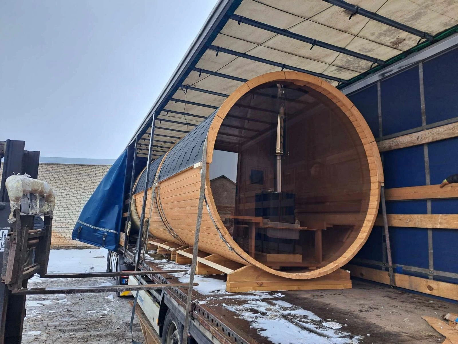 Tønnebadstue med glassgavl på lasteplanet til en semitrailer