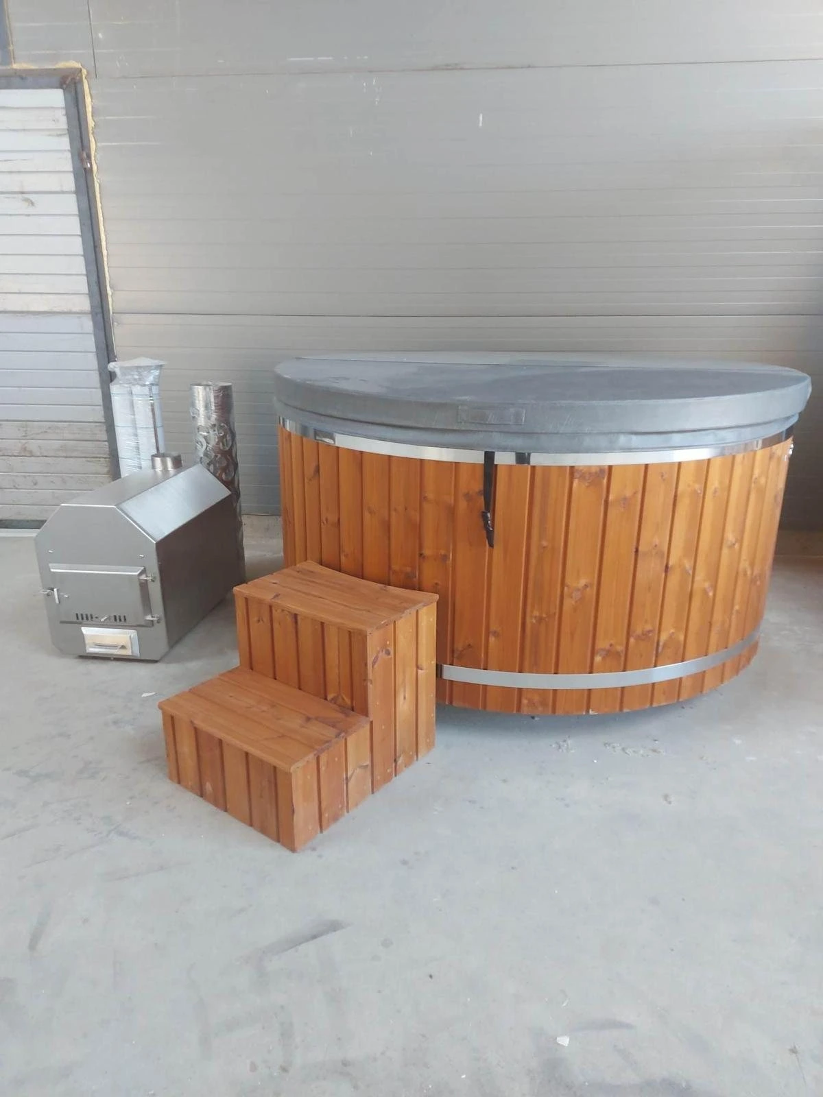 Hottub met thermodeksel en externe houtkachel