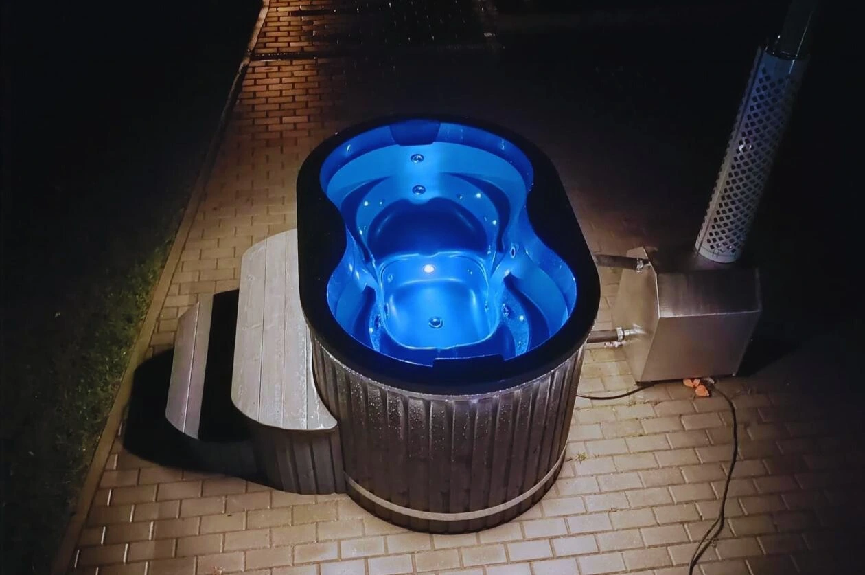 Hottub Ofuro met binnenverlichting in de avond