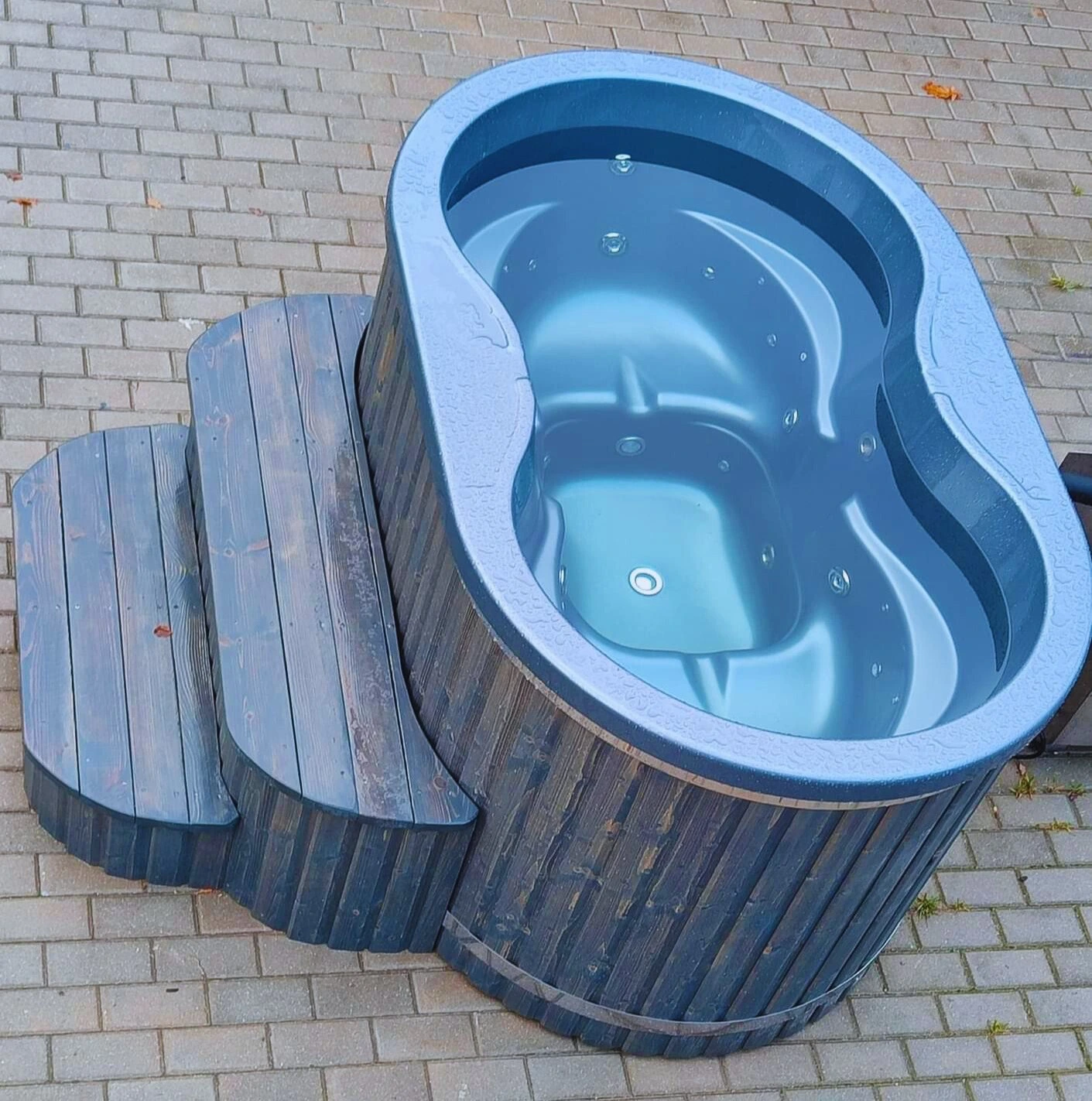 Hottub Ofuro met trap, van opzij gezien