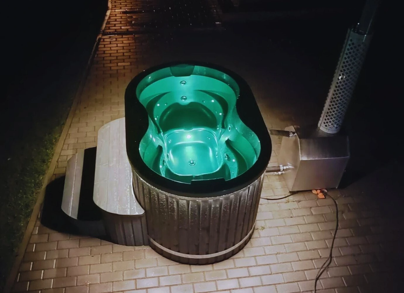 Ofuro met blauwe binnenverlichting