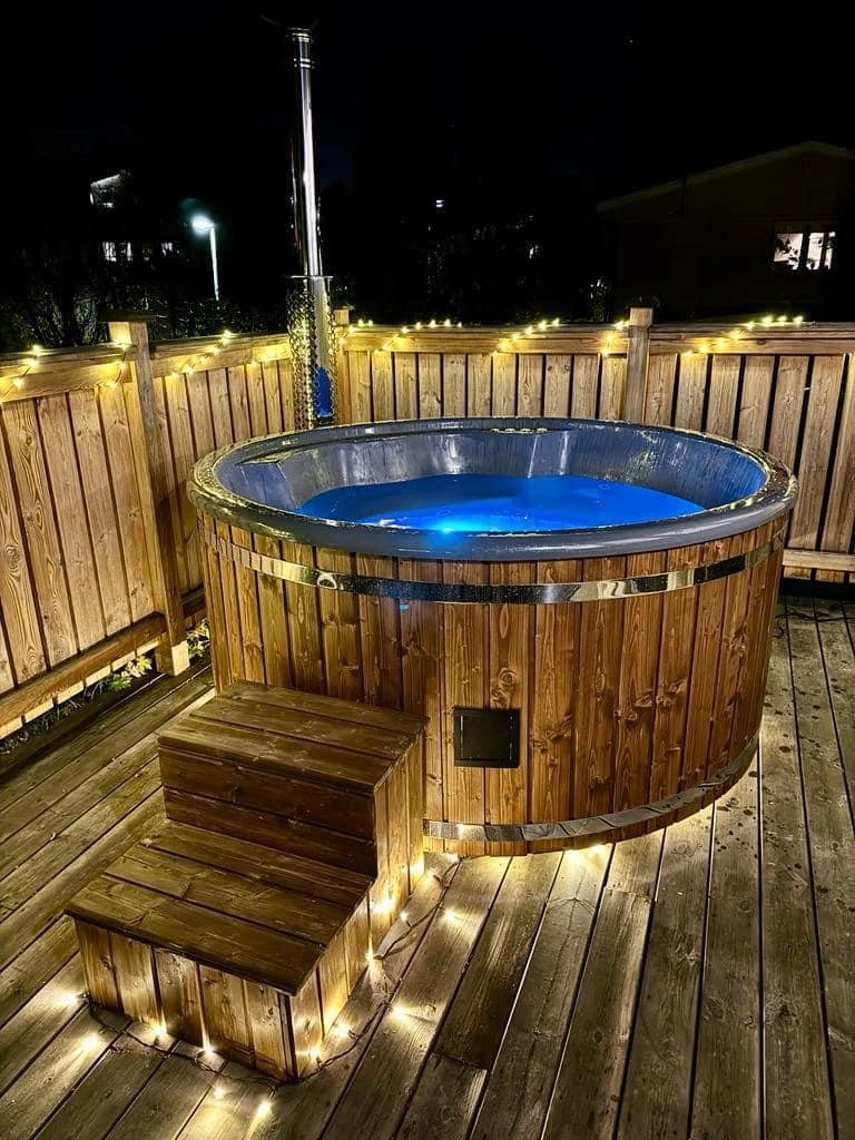 Hottub op een terras in de avond met verlichting