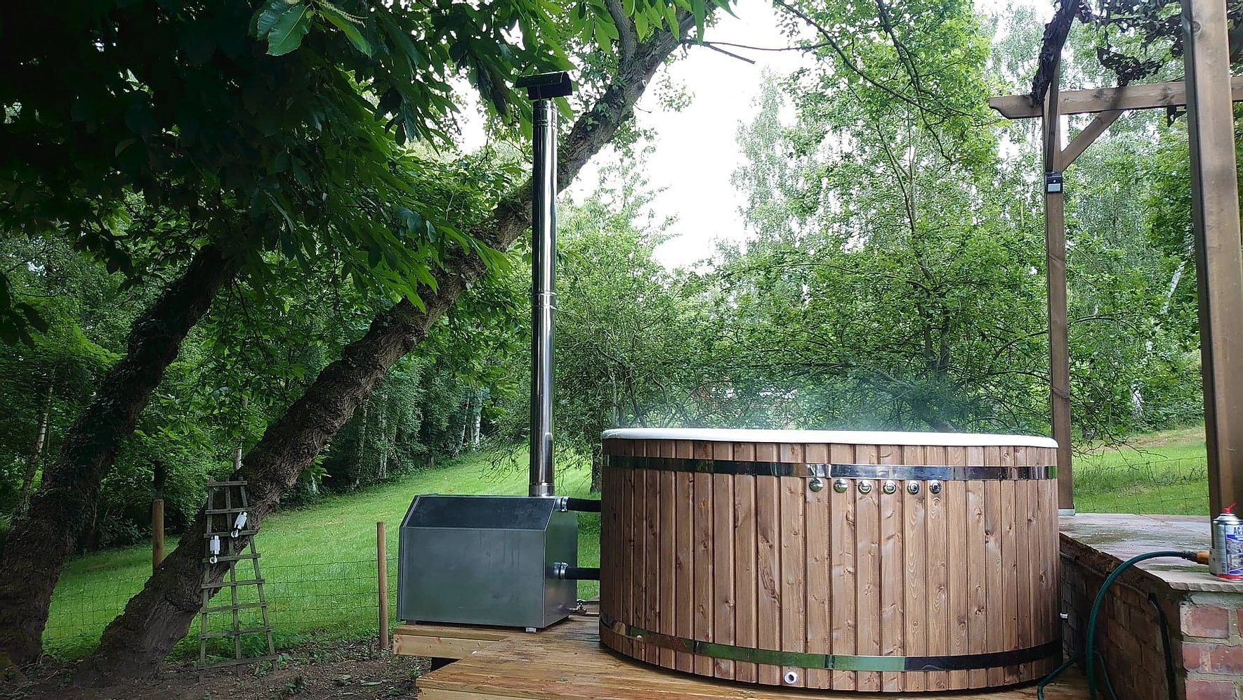 Hottub in de tuin met externe houtkachel