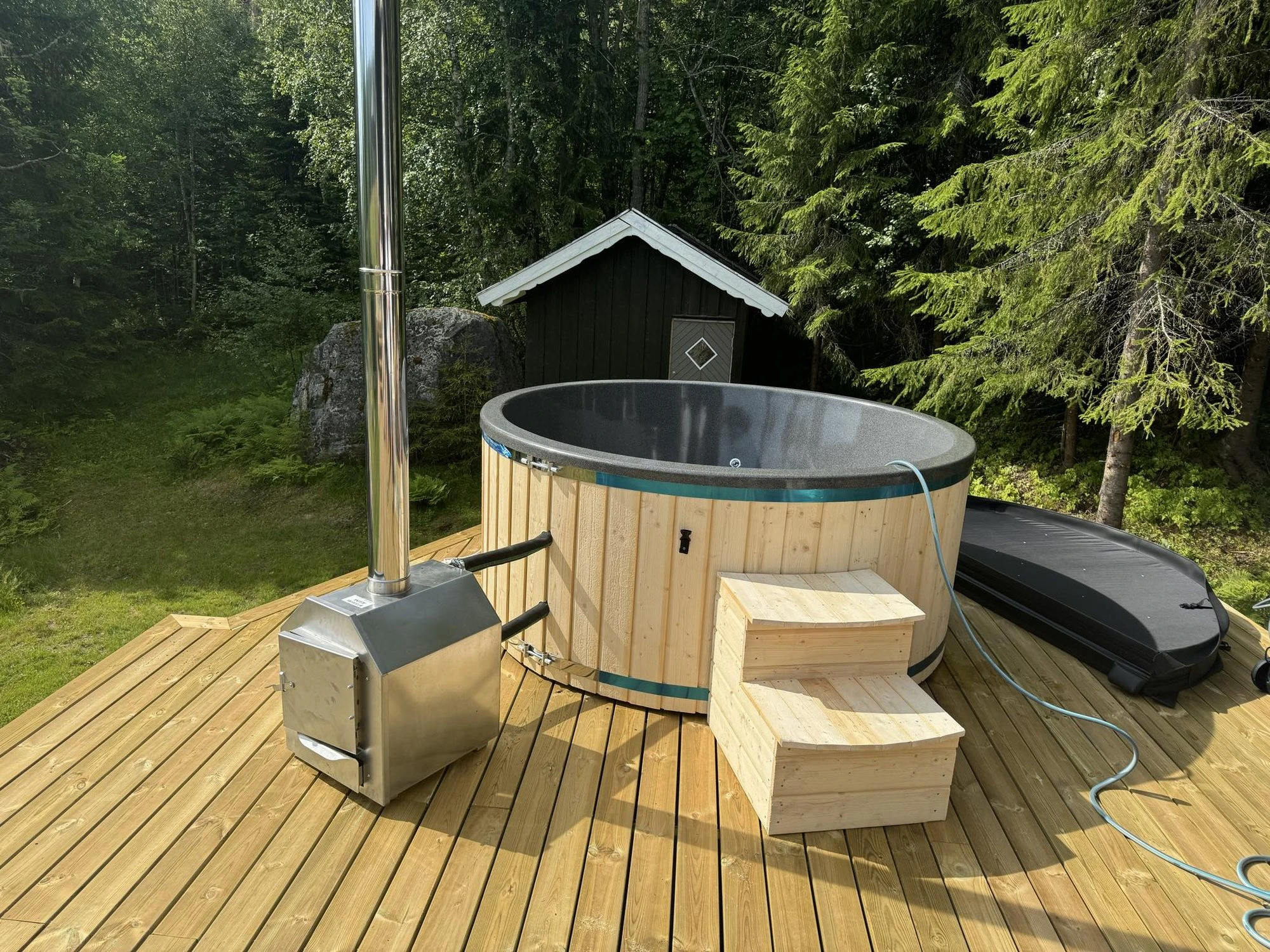 Hottub op een terras aan de bosrand