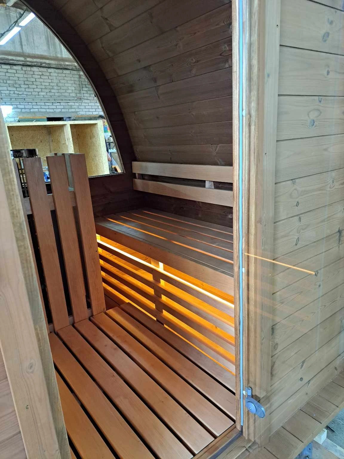 Sauna met verlichting onder de banken