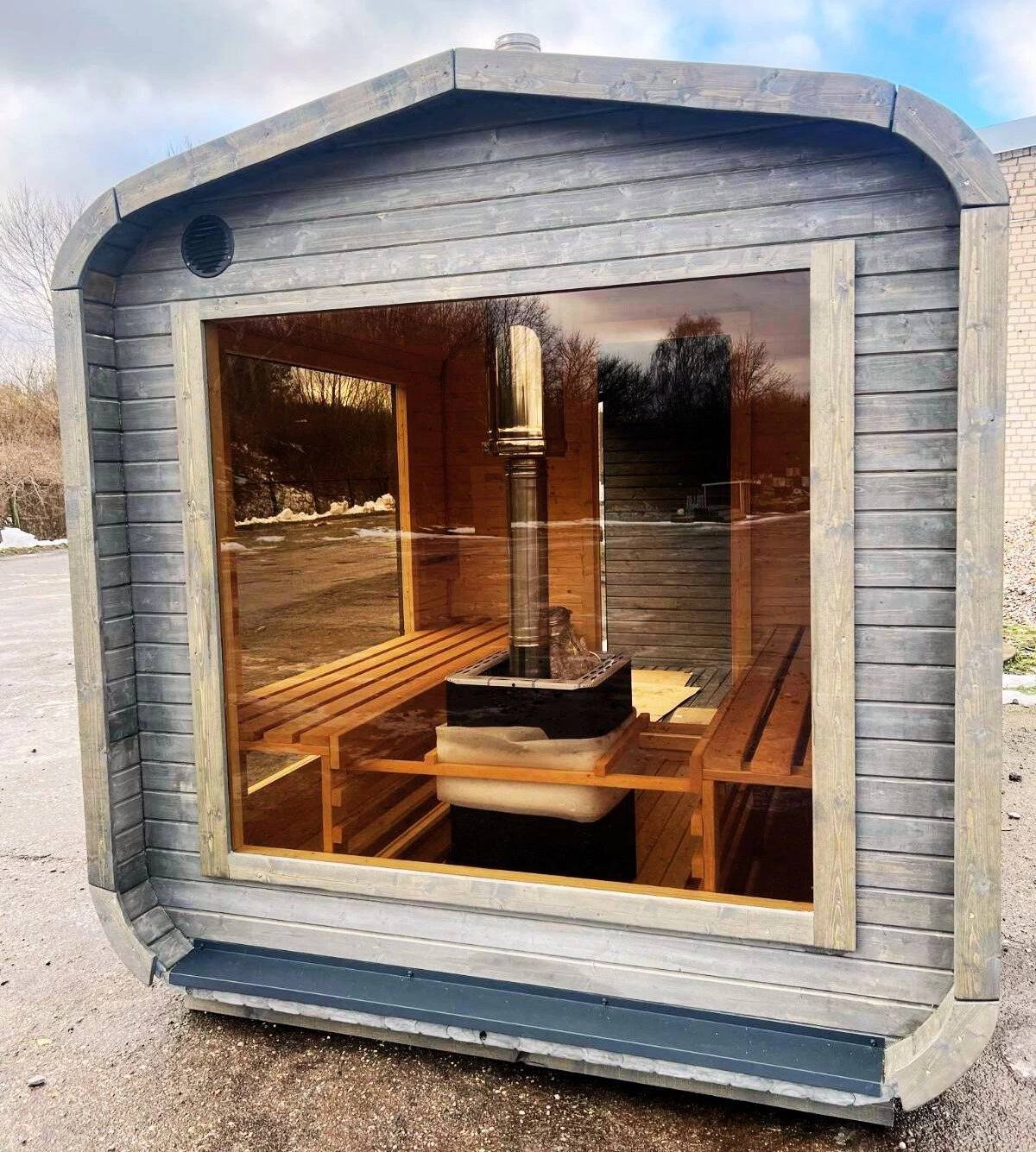 Vierkante sauna met groot raam