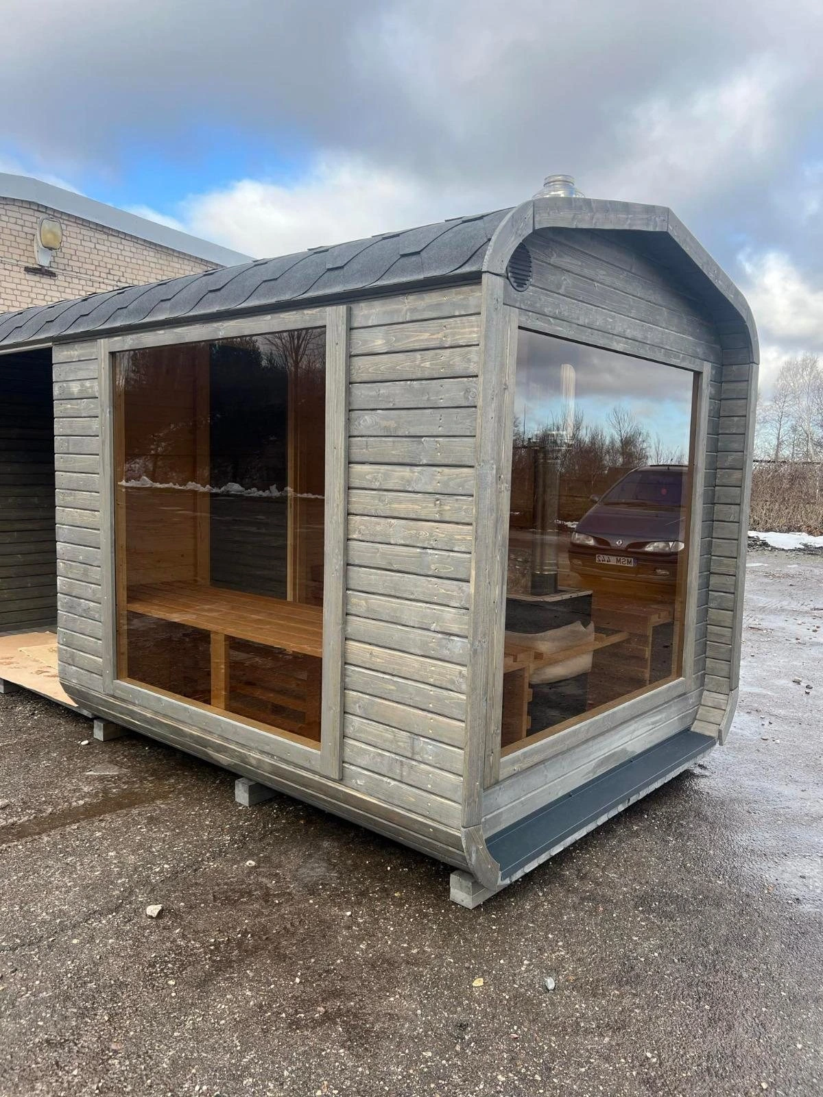 Vierkante sauna van opzij gezien