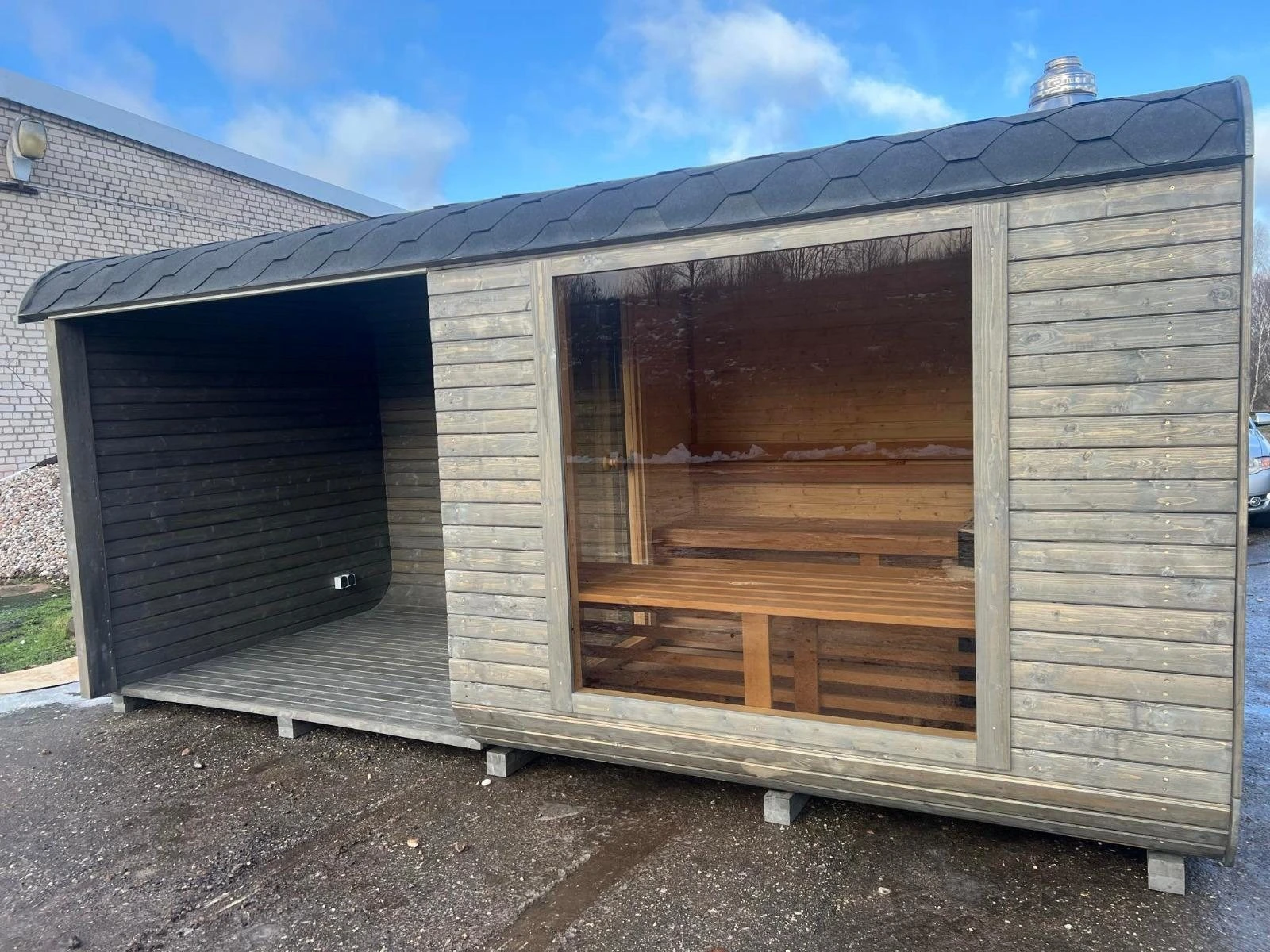 Vierkante sauna met banken