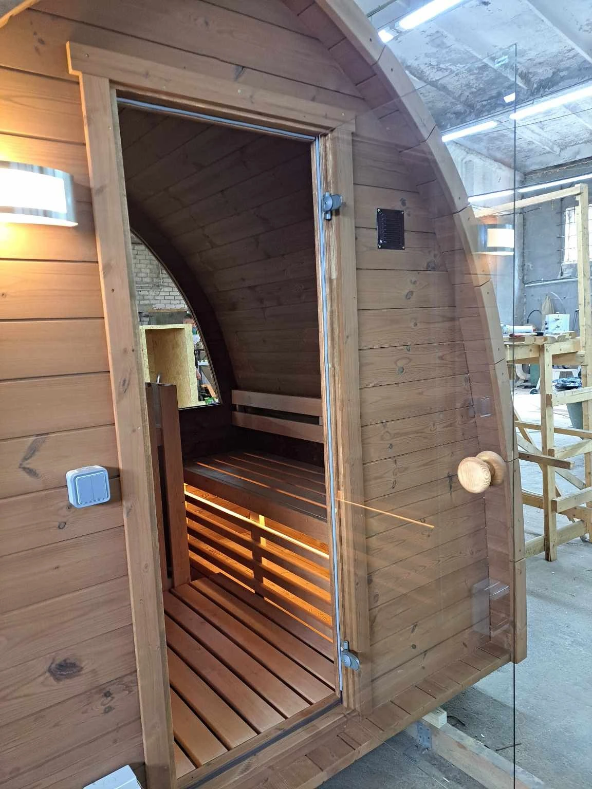 Banken met verlichting in een kegelvormige sauna