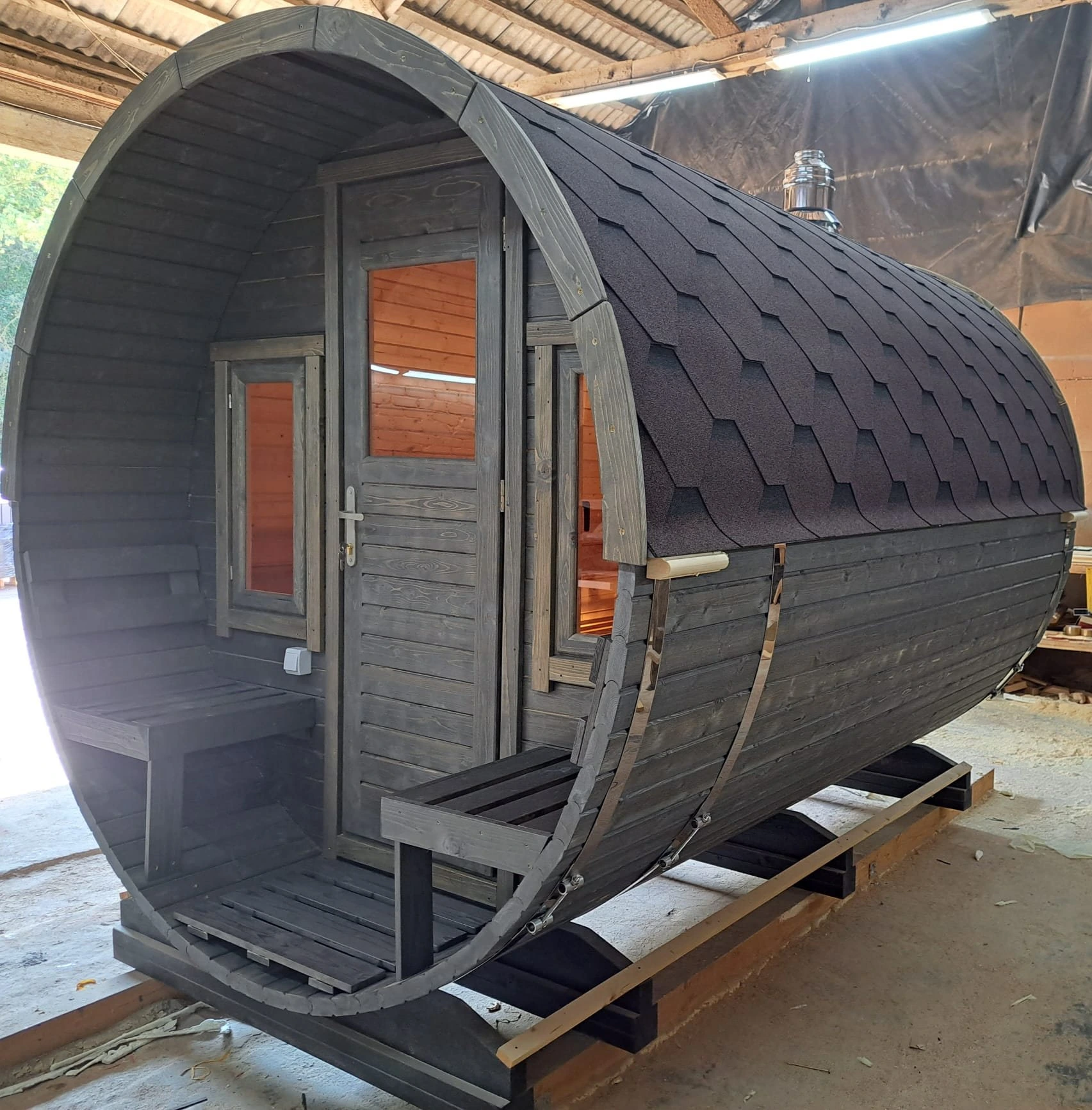 Tonsauna in een tuin
