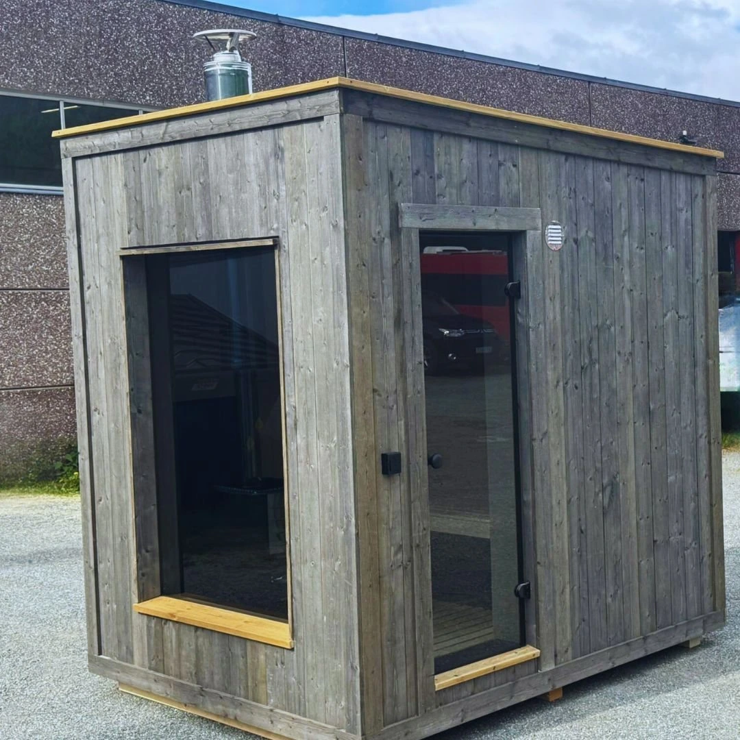 Vierkante sauna met glazen deur