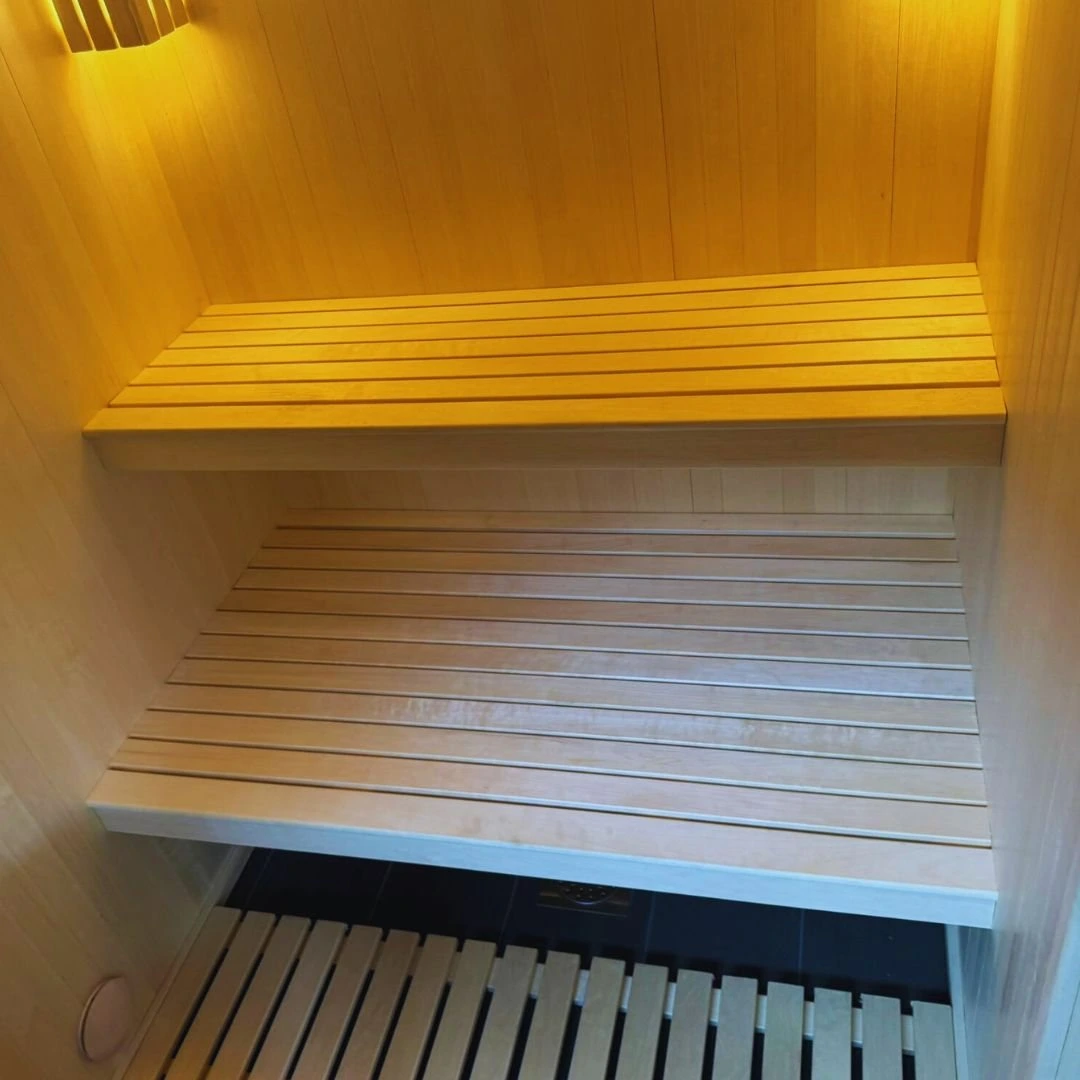 Vierkante sauna met open deur