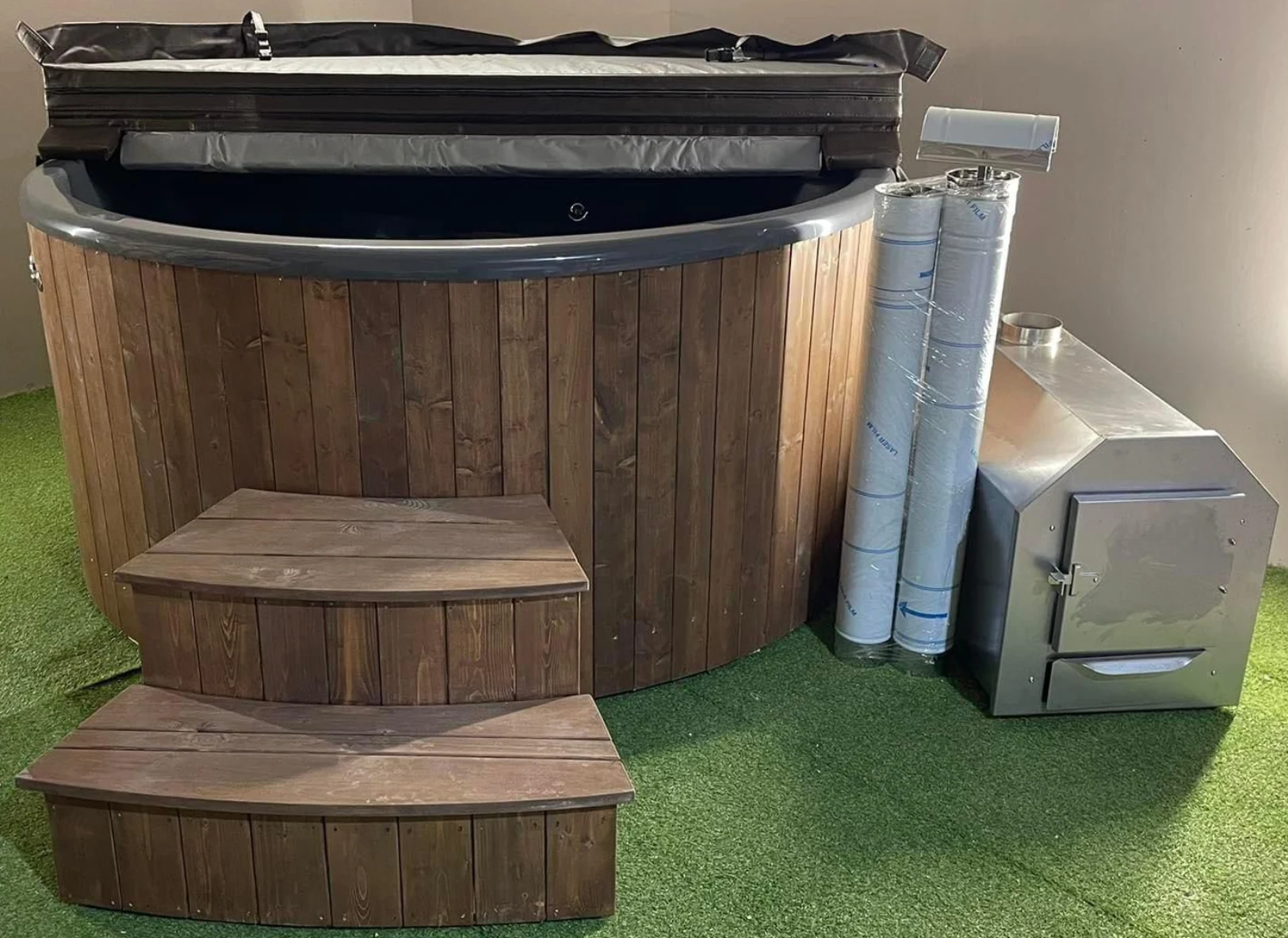Hottub met externe houtkachel en houten trap