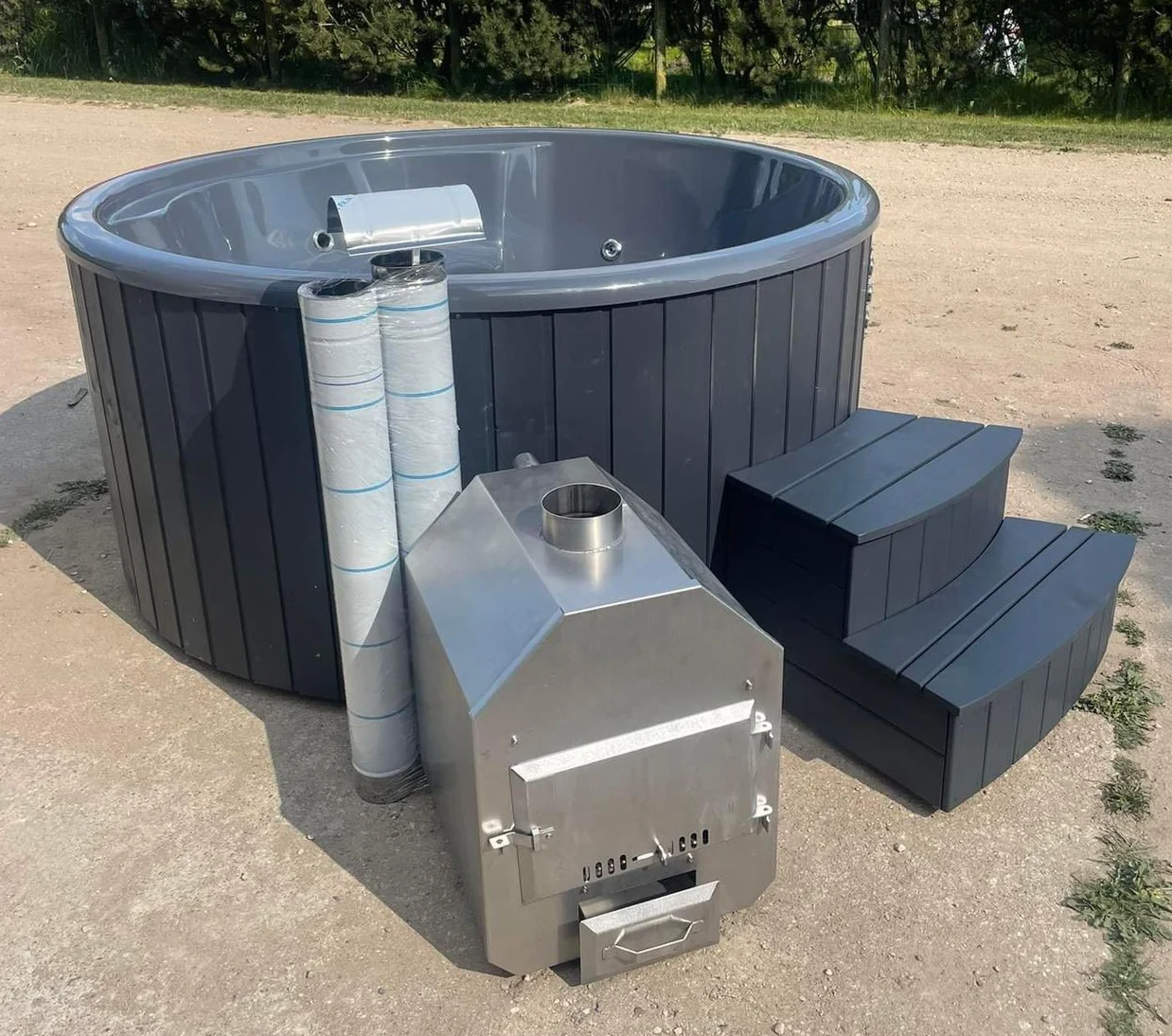 Hottub met externe houtkachel, van opzij gezien