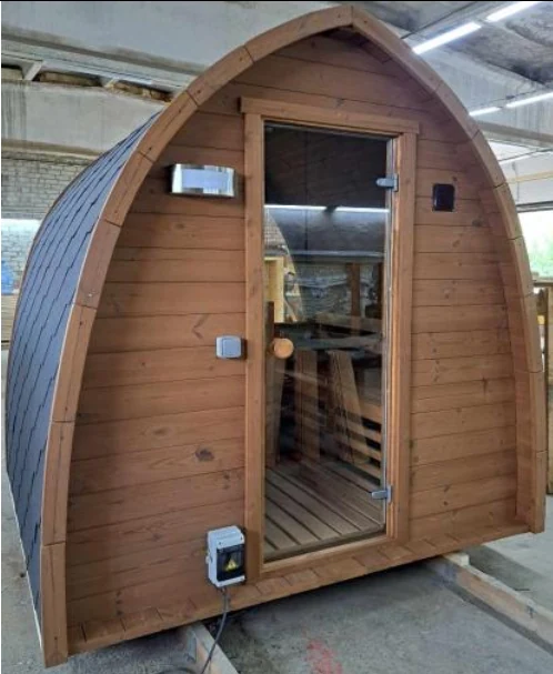 Iglosauna met glazen deur